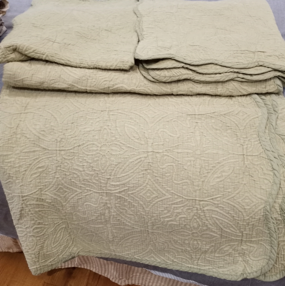 Sage coverlet with shams